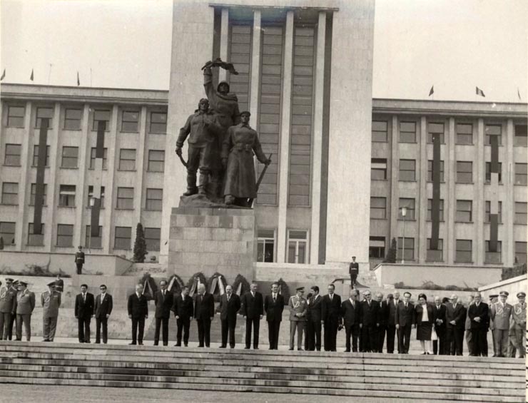 Depuneri de coroane cu prilejul aniversării eliberării României de sub dominaţia fascistă la Monumentul eroilor patriei. (21 august 1976)