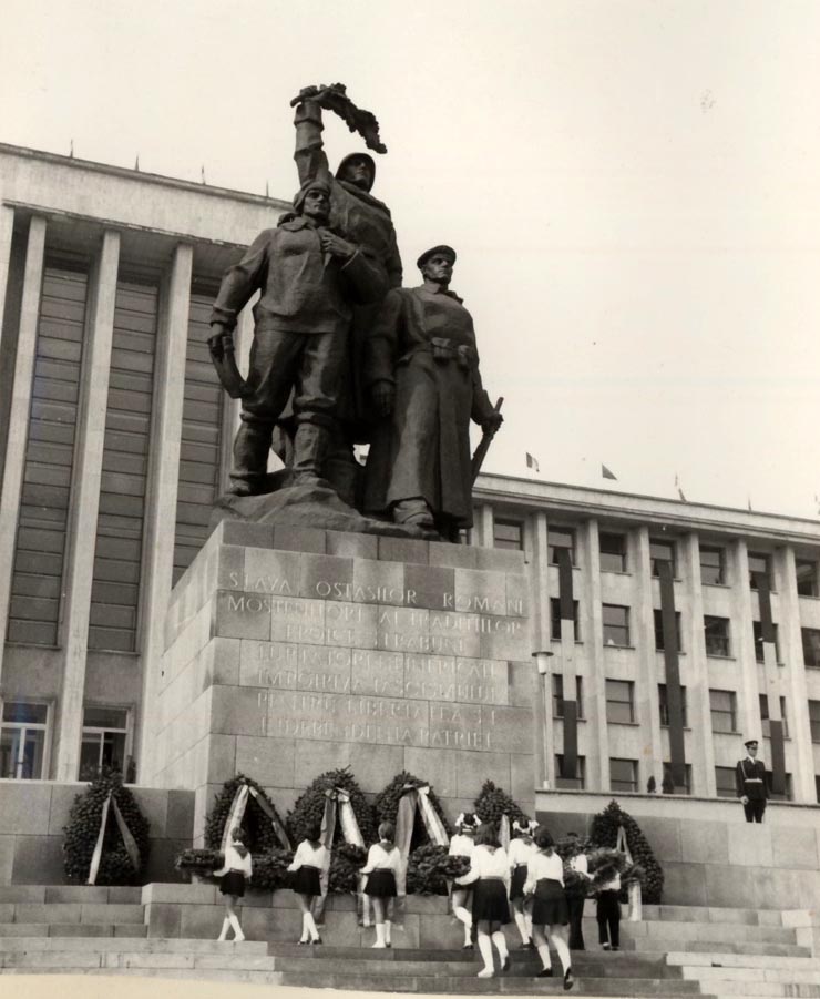 Depuneri de coroane cu prilejul aniversării eliberării României de sub dominaţia fascistă la Monumentul eroilor patriei. (21 august 1976)