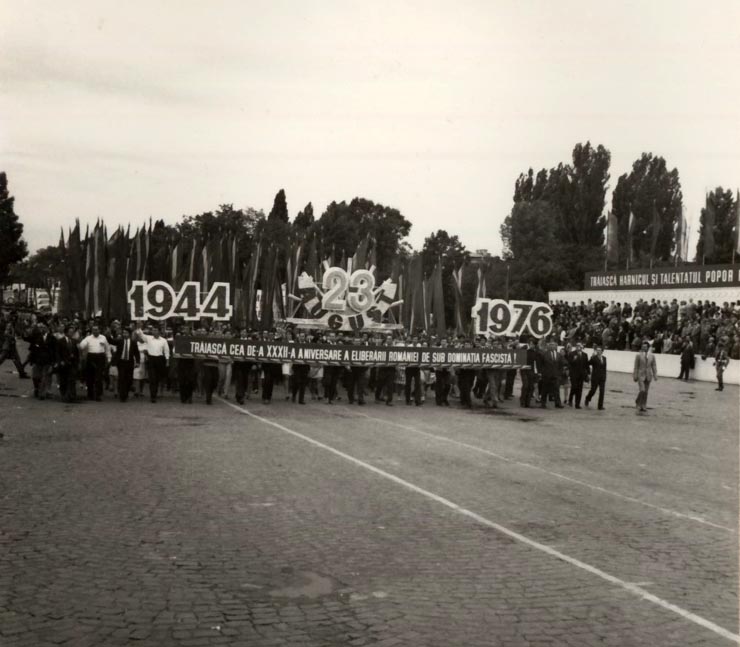 Aspect de la marea demonstraţie a oamenilor muncii cu prilejul celei de-a XXXII-a aniversări a eliberării României de sub dominaţia fascistă. (23 august 1976)
