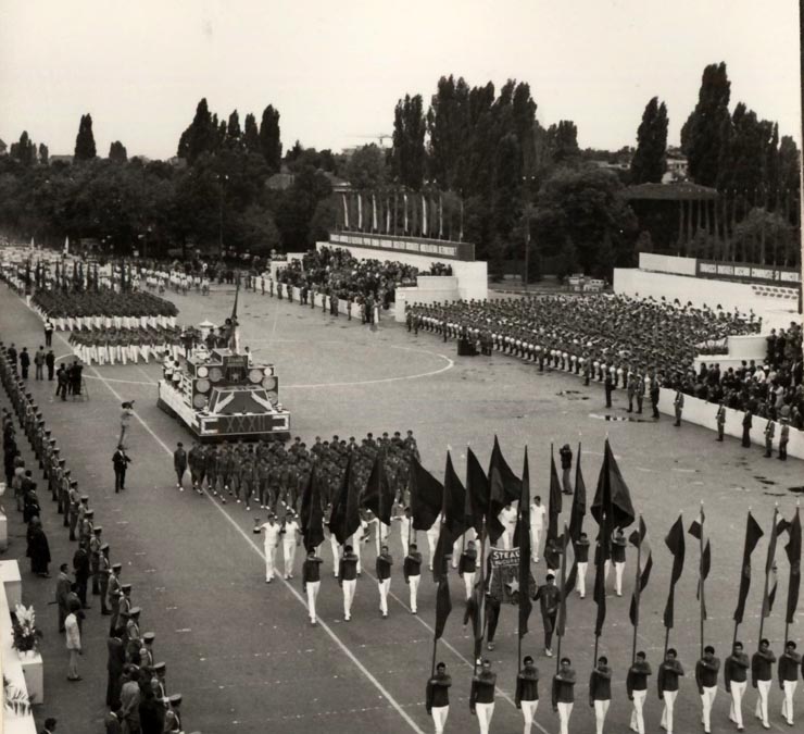 Aspect de la marea demonstraţie a oamenilor muncii cu prilejul celei de-a XXXII-a aniversări a eliberării României de sub dominaţia fascistă. (23 august 1976)