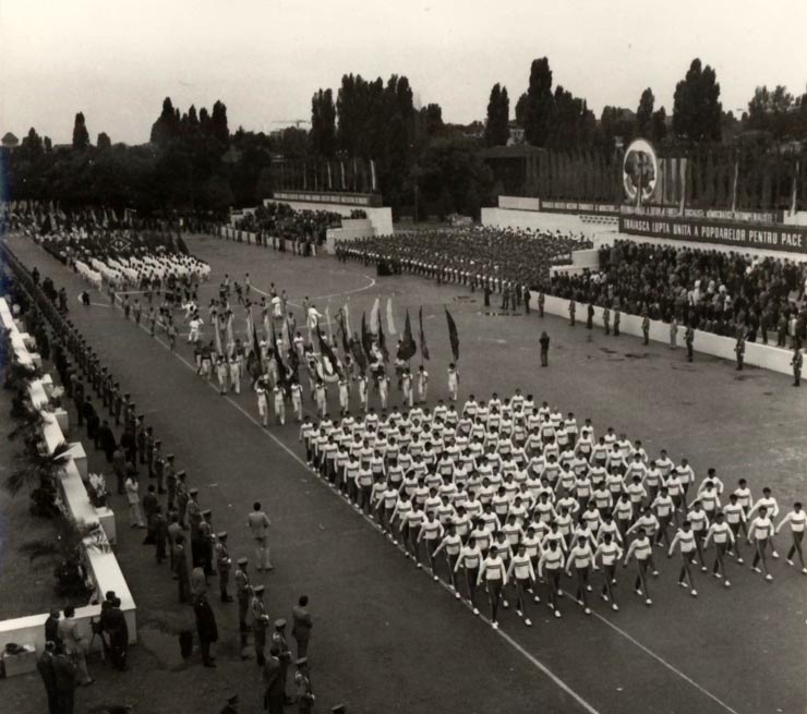 Aspect de la marea demonstraţie a oamenilor muncii cu prilejul celei de-a XXXII-a aniversări a eliberării României de sub dominaţia fascistă. (23 august 1976)