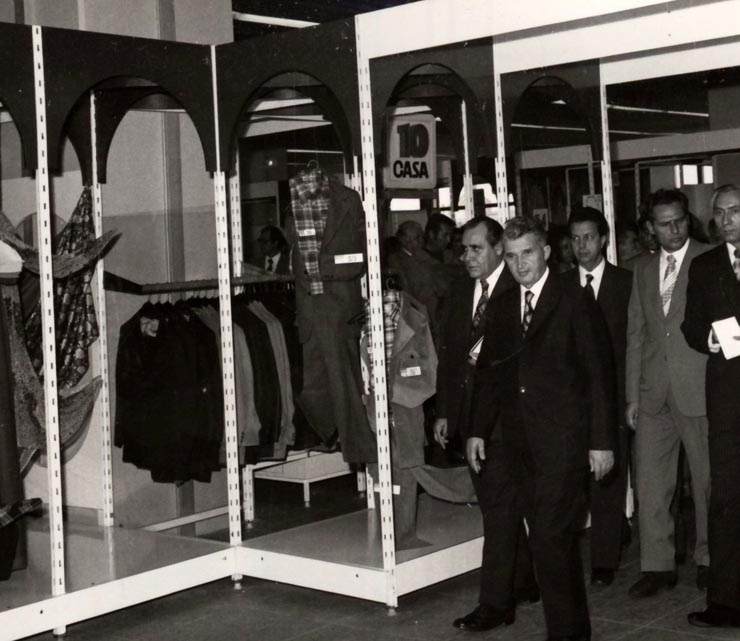 Conducători de partid şi de stat la inaugurarea marelui magazin „Unirea” din Capitală. (2 septembrie 1976)