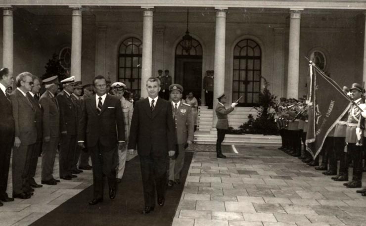 Vizita lui Nicolae Ceauşescu în R.S.F. Iugoslavia. În faţa Palatului Alb din Belgrad, preşedintele Nicolae ceauşescu şi preşedintele Iosip Broz Tito trec în revistă garda de onoare. (8-11 septembrie 1976)