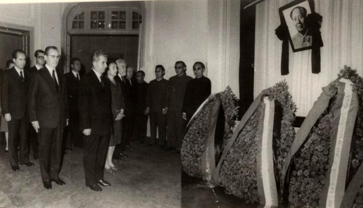 Nicolae Ceauşescu, ceilalţi conducători de partid şi de stat, au prezentat la Ambasada R. P. Chineze din Bucureşti, condoleanţe în legătură cu încetarea din viaţă a preşedintelui Mai Tzedun. (11 septembrie 1976)