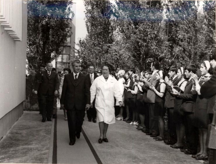 Vizita de lucru a lui Nicolae Ceauşescu cu prilejul deschiderii noului an de învăţământ. Liceul industrial de Chimie Nr. 1 – Bucureşti. (15 septembrie 1976)