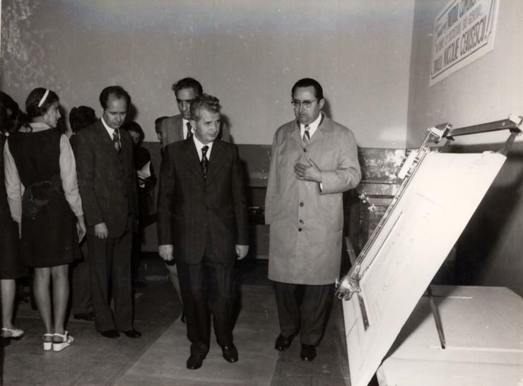 Vizita de lucru a lui Nicolae Ceauşescu cu prilejul deschiderii noului an de învăţământ. La Liceul de mecanică 23 August – Bucureşti. (15 septembrie 1976)