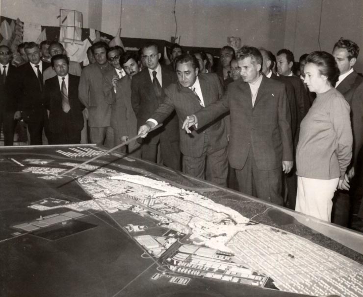 Vizita de lucru a preşedintelui Nicolae Ceauşescu, a altor conducători de partid şi de stat, în judeţul Ialomiţa. În faţa machetei Combinatului siderurgic de la Călăraşi. (16 septembrie 1976)