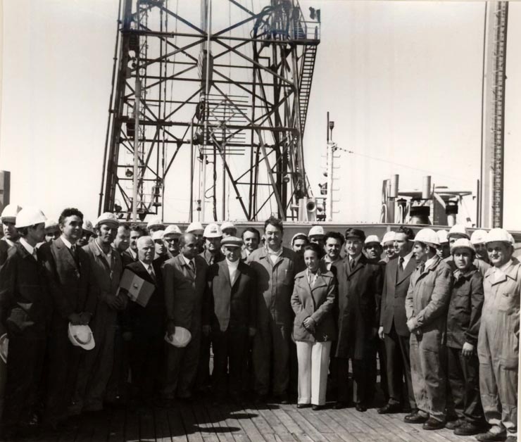 Vizita de lucru a preşedintelui Nicolae Ceauşescu în judeţul Constanţa. În mijlocul grupului de muncitori şi tehnicieni ai platformei de foraj marin. (16 septembrie 1976)