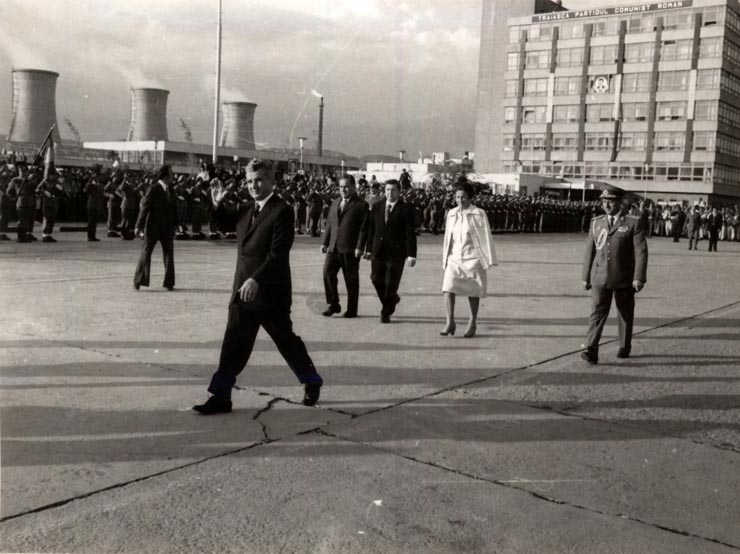 Vizita de lucru a lui Nicolae Ceauşescu în judeţul Vâlcea. Pe platforma Combinatului Chimic din Râmnicu-Vâlcea. (17 septembrie 1976)