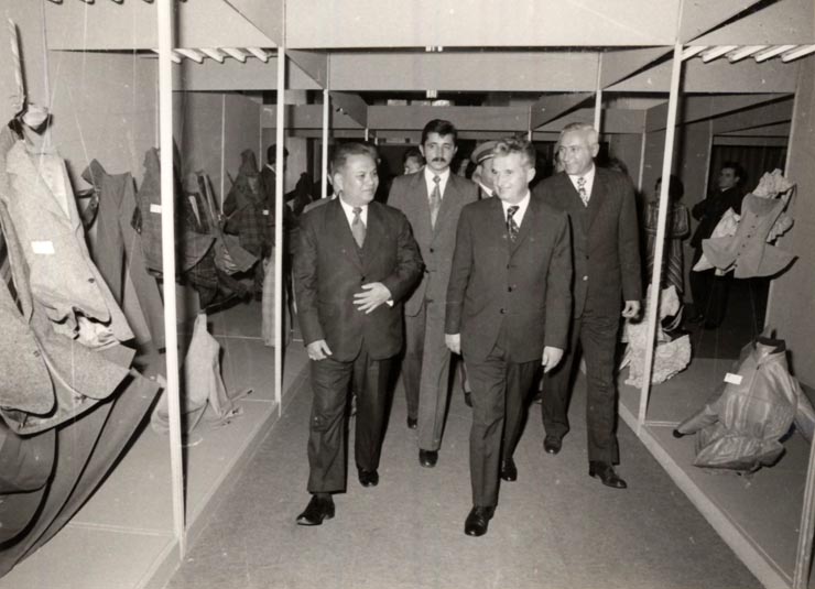 Vizita în România a secretarului general al C.C. al Partidului Popular Revoluţionar Laoţian, Kaisone Phomvihane. La Întreprinderea de Confecţii şi tricotaje Bucureşti. (20-23 septembrie 1976)