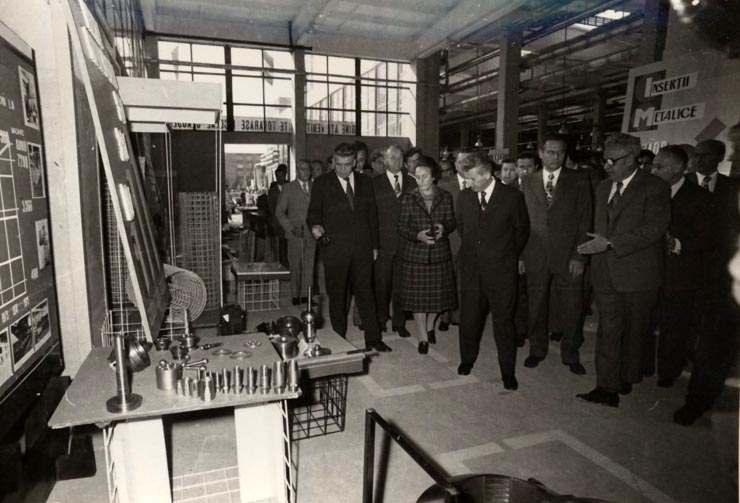 Vizita de lucru a lui Nicolae Ceauşescu în municipiul Buzău, prilejuită de sărbătorirea împlinirii a 1600 de ani de la prima sa atestare documentară. La Întreprinderea de geamuri. (24 septembrie 1976)