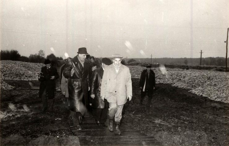 Vizita de lucru a lui Nicolae Ceauşescu în judeţul Olt, unde a examinat măsurile luate pentru strângerea grabnică a recoltei; la Scorniceşti. (19 octombrie 1976)