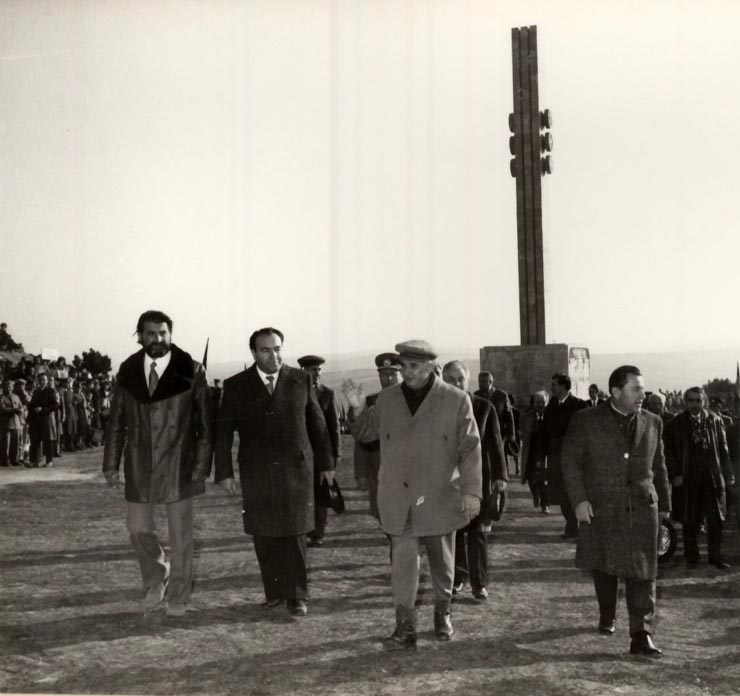 Vizita de lucru a lui Nicolae Ceauşescu în judeţul Alba  La Guruslău, unde secretarul general al partidului a inaugurat monumentul închinat victoriei lui Mihai Viteazul. (21 octombrie 1976)