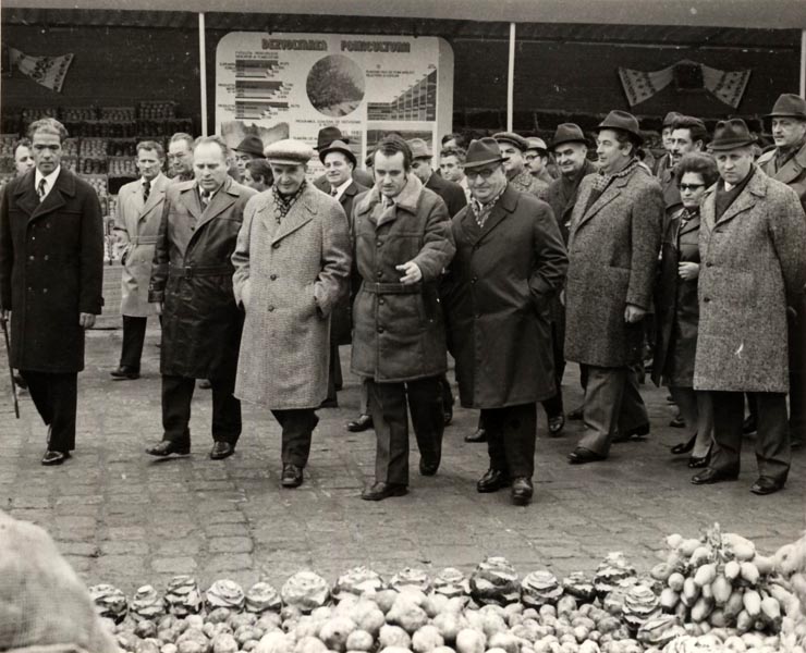Cu prilejul Zilei Recoltei, Nicolae Ceauşescu a vizitat expoziţia agroalimentară de la Slatina, judeţul Olt. (31 octombrie 1976)