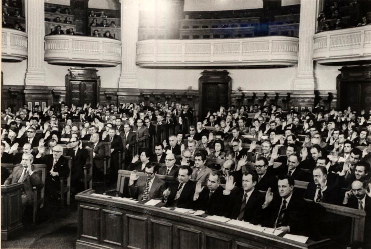 Lucrările Sesiunii M.A.N. cu privire la dezbaterea şi votarea unor proiecte de legi, printre care şi a Planului naţional unic de dezvoltare economico-socială a R.S.R. pe 1977. (4 noiembrie 1976)