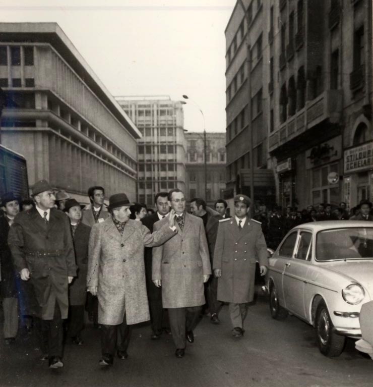 Vizita de lucru în Capitală a lui Nicolae Ceauşescu, a altor conducători de partid şi de stat, la Întreprinderea de construcţii prefabricate din Militari, la magazinele „Adam” şi „Eva”. (17 noiembrie 1976)