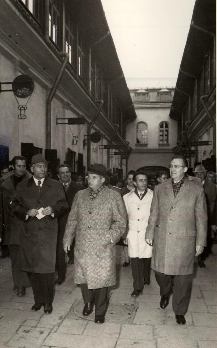 Vizita de lucru în Capitală a lui Nicolae Ceauşescu, a altor conducători de partid şi de stat, la Întreprinderea de construcţii prefabricate din Militari, la magazinele „Adam” şi „Eva”. (17 noiembrie 1976)