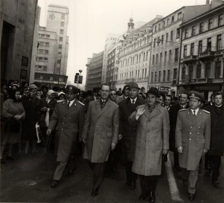 Vizita de lucru în Capitală a lui Nicolae Ceauşescu, a altor conducători de partid şi de stat, la Întreprinderea de construcţii prefabricate din Militari, la magazinele „Adam” şi „Eva”. (17 noiembrie 1976)