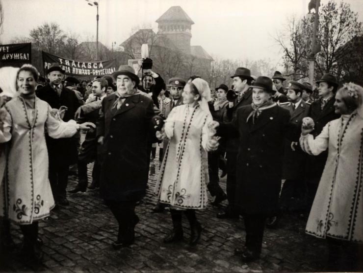 Vizita oficială în România a lui Leonid Ilici Brejnev, secretar general al C.C. al P.C.u.S. Sosirea în Capitală. Piaţa Victoriei. (22-26 noiembrie 1976)