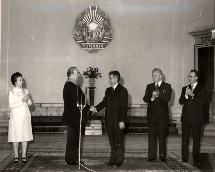 Vizita oficială în România a secretarului general al C.C. al P.C.U.S., Leonid Ilici Brejnev, căruia i s-a conferit ordinul „Steaua republicii Socialiste România” clasa I, cu eşarfă. (22-26 noiembrie 1976)