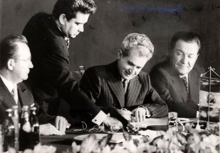 Consfătuirea de la Bucureşti a Comitetului Politic Consultativ al ţărilor participante la Tratatul de la Varşovia. Preşedintele Nicolae Ceauşescu semnând Declaraţia statelor participante. (25-26 noiembrie 1976)
