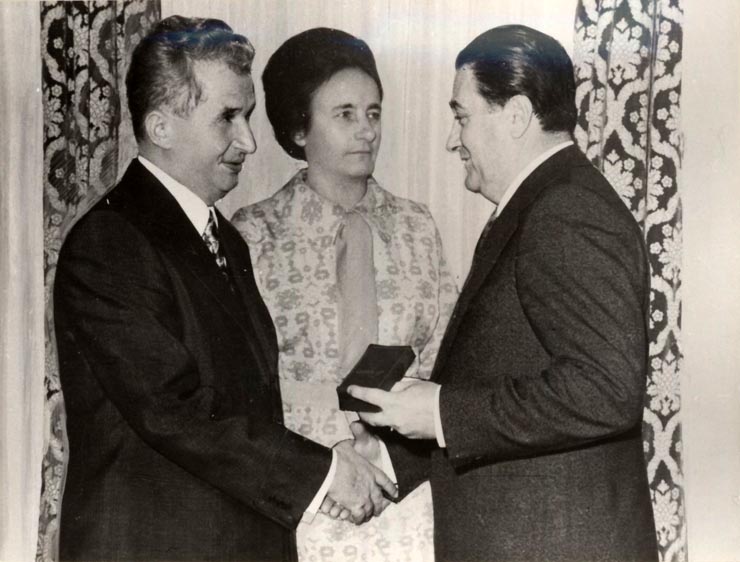 Solemnitatea decorării de către preşedintele Nicolae Ceauşescu a lui Ion Păţan la împlinirea vârstei de 50 de ani. (1 decembrie 1976)