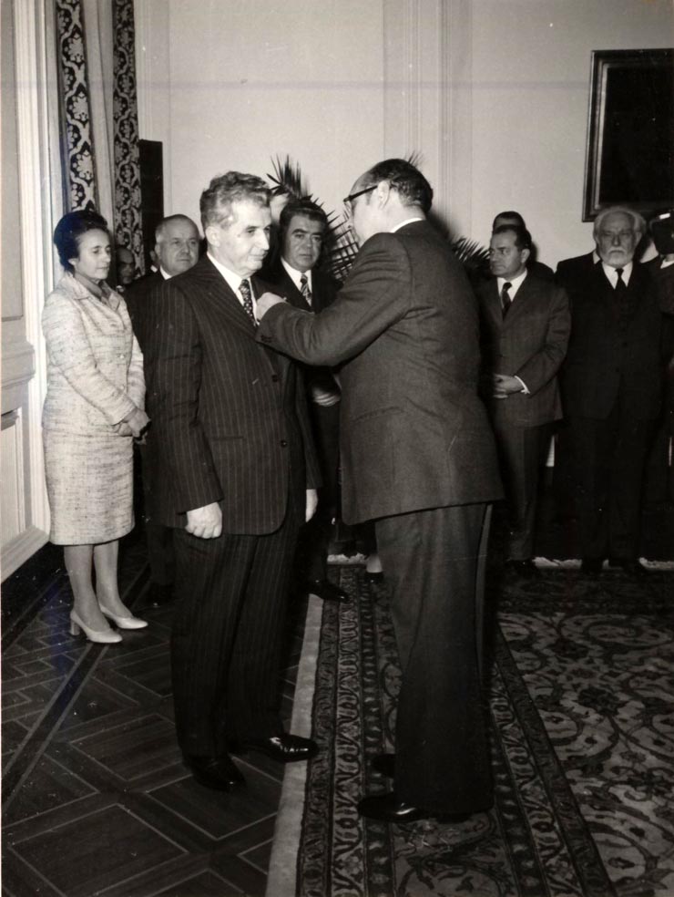 Conferirea Medaliei jubiliare cubaneze „A XX-a aniversare a asaltului asupra cazărmii Moncada” lui Nicolae Ceauşescu de către ambasadorul acestei ţări la Bucureşti. (3 decembrie 1976)