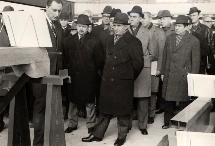 Vizita lui Nicolae Ceauşescu, a altor conducători de partid şi de stat, la expoziţia consacrată noutăţilor în domeniul tehnologiei şi materialelor de construcţii. (Complexul din Piaţa Scânteii). (9 decembrie 1976)