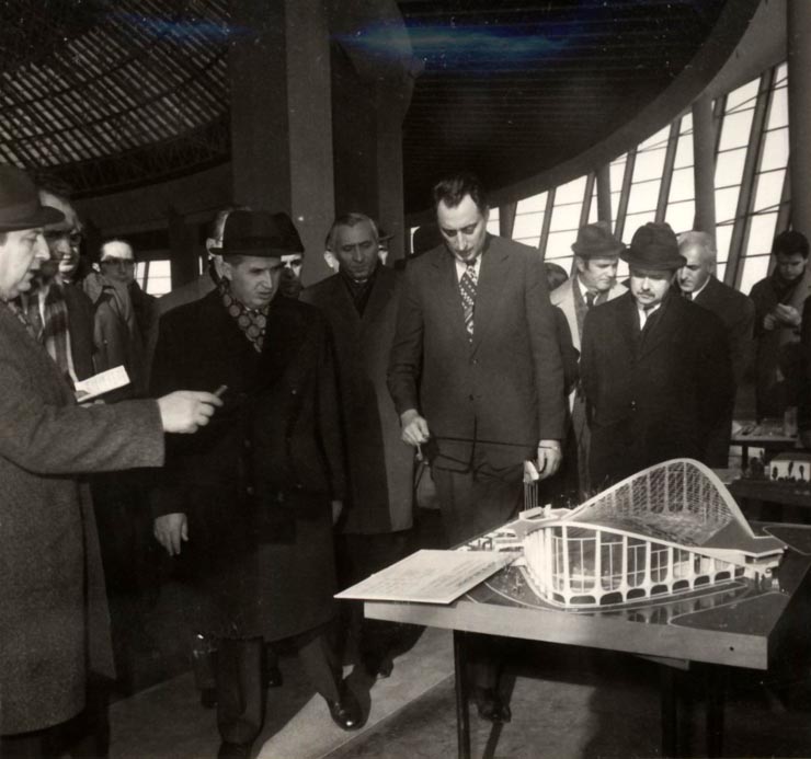 Vizita lui Nicolae Ceauşescu, a altor conducători de partid şi de stat, la expoziţia consacrată noutăţilor în domeniul tehnologiei şi materialelor de construcţii. (Complexul din Piaţa Scânteii). (9 decembrie 1976)