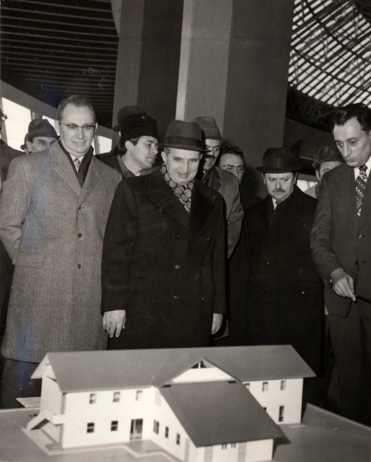 Vizita lui Nicolae Ceauşescu, a altor conducători de partid şi de stat, la expoziţia consacrată noutăţilor în domeniul tehnologiei şi materialelor de construcţii. (Complexul din Piaţa Scânteii). (9 decembrie 1976)