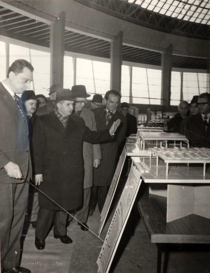 Vizita lui Nicolae Ceauşescu, a altor conducători de partid şi de stat, la expoziţia consacrată noutăţilor în domeniul tehnologiei şi materialelor de construcţii. (Complexul din Piaţa Scânteii). (9 decembrie 1976)