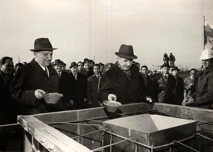 Inaugurarea de către Nicolae Ceauşescu şi todor Jivkov a lucrărilor de construcţii a Întreprinderii comune pentru producerea de maşini şi utilaje grele Giurgiu-Ruse. La Giurgiu. (10 decembrie 1976)