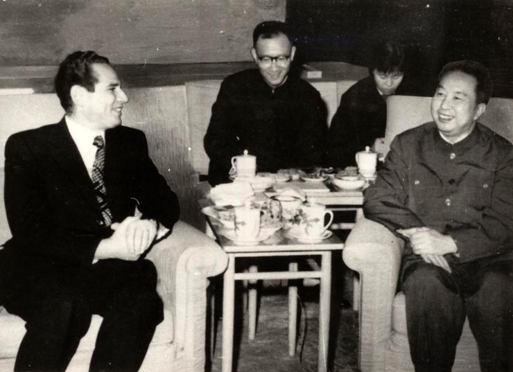 Primirea de către preşedintele Partidului Comunist Chinez şi premier al Consiliului de Stat, Hua-Kuo-fen, a delegaţiei de partid şi guvernamentală română, condusă de Gheorghe Oprea, membru al Comitetului Politic Executiv al C.C. al P.C.R., viceprim-ministru al guvernului, care a făcut o vizită în R.P. Chineză. (17 decembrie 1976)