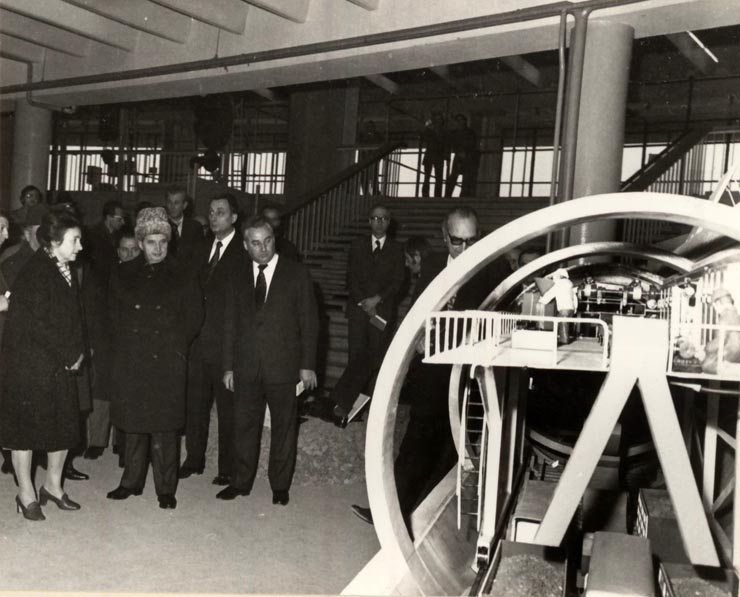 Nicolae Ceauşescu, Elena Ceauşescu, alţi conducători de partid şi de stat, au vizitat la complexul expoziţional din Piaţa Scânteii o expoziţie consacrată noutăţilor în domeniul construcţiilor şi materialelor de construcţii. (21 decembrie 1976)