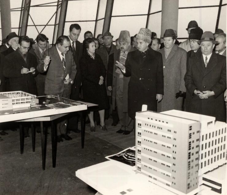Nicolae Ceauşescu, Elena Ceauşescu, alţi conducători de partid şi de stat, au vizitat la complexul expoziţional din Piaţa Scânteii o expoziţie consacrată noutăţilor în domeniul construcţiilor şi materialelor de construcţii. (21 decembrie 1976)