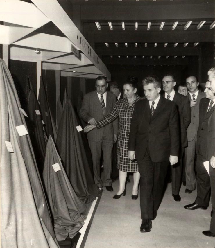 Vizita lui Nicolae ceauşescu la Palatul Sporturilor şi Culturii, a expoziţiei ce ilustrează realizările obţinute în domeniul industriei uşoare. (22 decembrie 1976)
