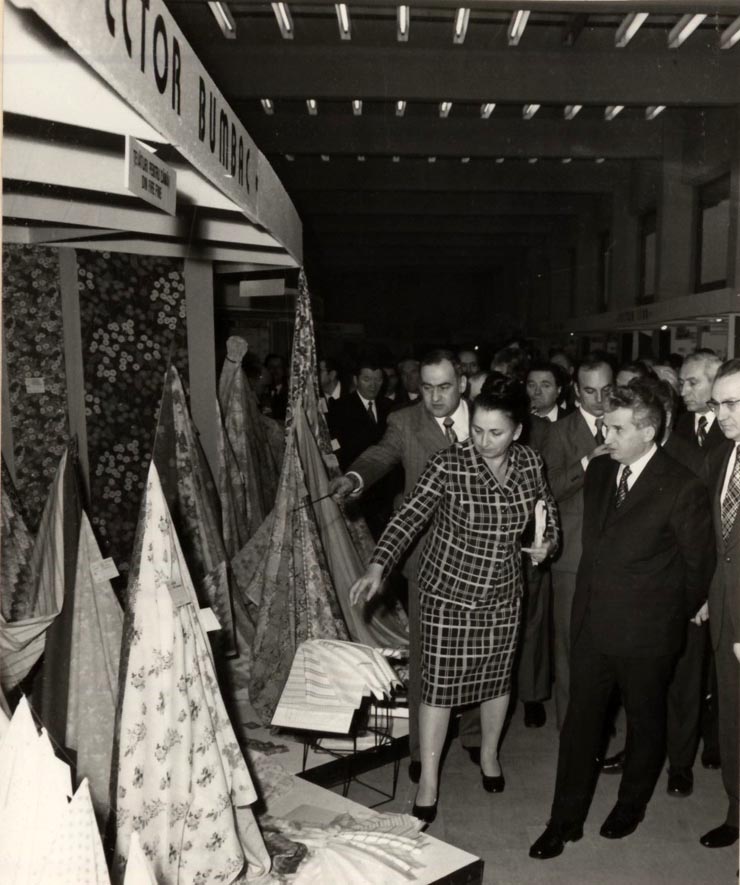 Vizita lui Nicolae ceauşescu la Palatul Sporturilor şi Culturii, a expoziţiei ce ilustrează realizările obţinute în domeniul industriei uşoare. (22 decembrie 1976)