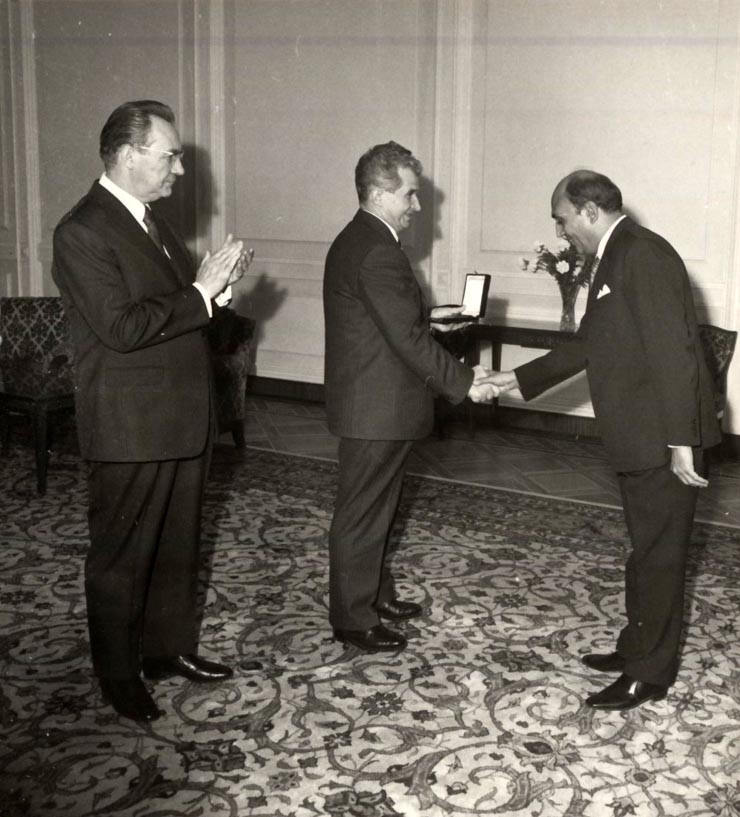 Nicolae Ceauşescu primeşte medalia jubiliară pakistaneză „Quaid – I - Azam”, conferită cu prilejul împlinirii a 100 de ani de la naşterea lui Mohammad Ali Jinnah, întemeietorul statului pakistanez. (24 decembrie 1976)