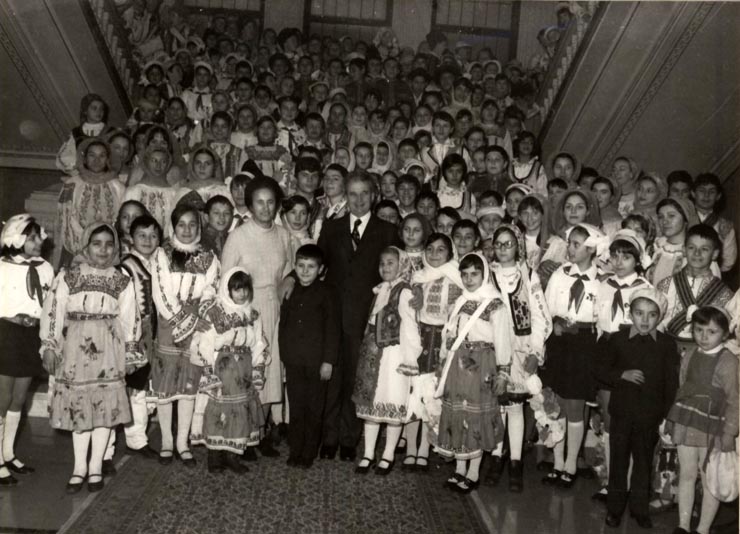 Sediul C.C. al P.C.R. Pionieri, şcolari, elevi, studenţi au urat conducerii de partid tradiţionalul „La mulţi ani”, cu prilejul Anului Nou. (30 decembrie 1976)