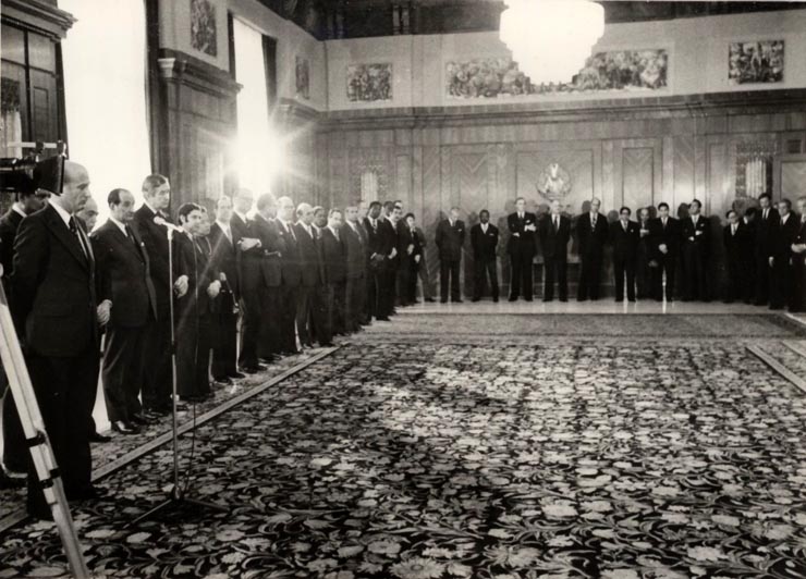 Preşedintele Republicii Socialiste România, Nicolae Ceauşescu, a primit pe şefii misiunilor diplomatice, pe reprezentanţi ai unor organizaţii internaţionale acreditaţi în ţara noastră, care au prezentat felicitări cu ocazia Anului Nou. (30 decembrie 1976)