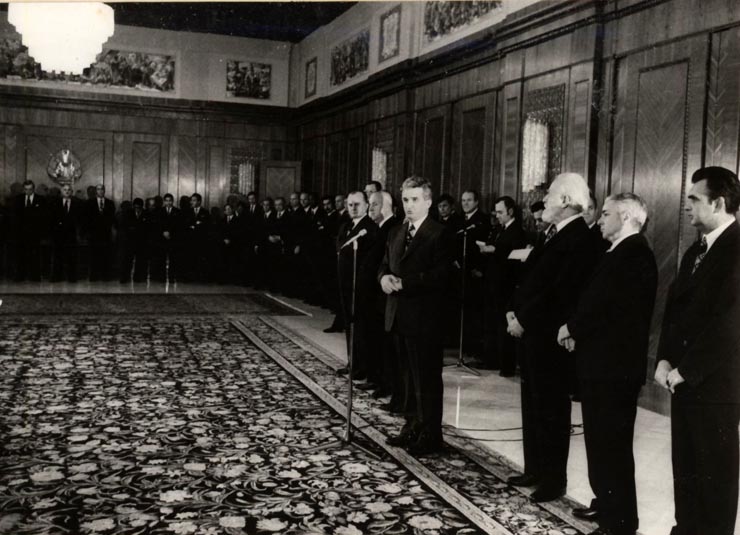 Preşedintele Republicii Socialiste România, Nicolae Ceauşescu, a primit pe şefii misiunilor diplomatice, pe reprezentanţi ai unor organizaţii internaţionale acreditaţi în ţara noastră, care au prezentat felicitări cu ocazia Anului Nou. (30 decembrie 1976)