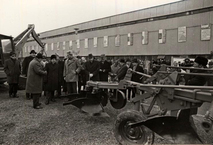 Vizita de lucru a lui Nicolae Ceauşescu la Craiova. Cu acest prilej a fost stabilit amplasamentul viitoarei Întreprinderi de autoturisme de mic litraj. (3 ianuarie 1977)