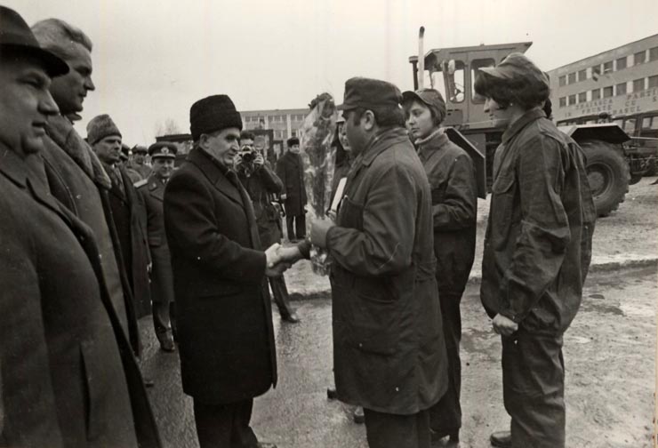 Vizita de lucru a lui Nicolae Ceauşescu la Craiova. Cu acest prilej a fost stabilit amplasamentul viitoarei Întreprinderi de autoturisme de mic litraj. (3 ianuarie 1977)