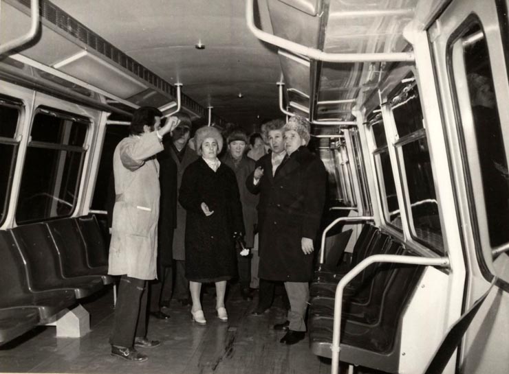 Vizita de lucru a lui Nicolae Ceauşescu, a altor conducători de partid şi de stat, în municipiul Arad. Se examinează prototipul vagonului de metrou. (11 ianuarie 1977)