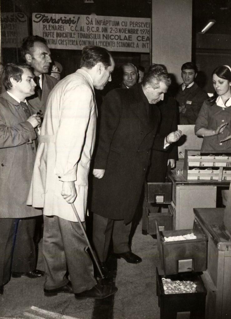 Vizita de lucru în Capitală a lui Nicolae ceauşescu, a altor conducători de partid şi de stat. La expoziţia produselor noi şi modernizate de la „Electroaparataj. (2 februarie 1977)