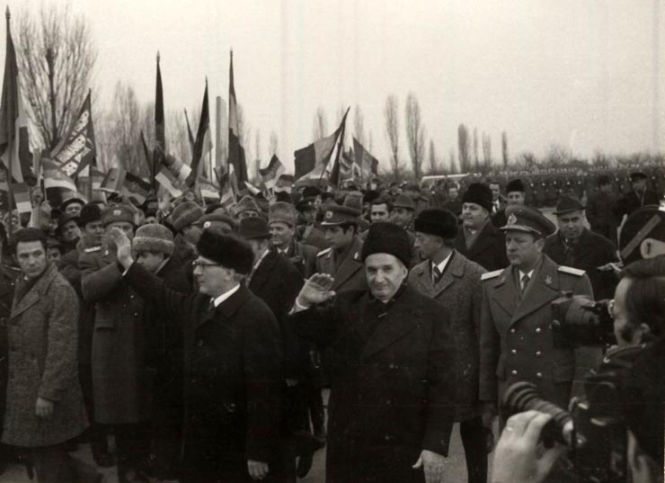 Vizita de prietenie a lui Erich Honecker, secretar general al C.C. al P.S.U. din Germania. Ceremonia sosirii a avut loc pe aeroportul Otopeni, după care s-au îndreptat la Timişoara, reşedinţa înaltului oaspete. (4-6 februarie 1977)