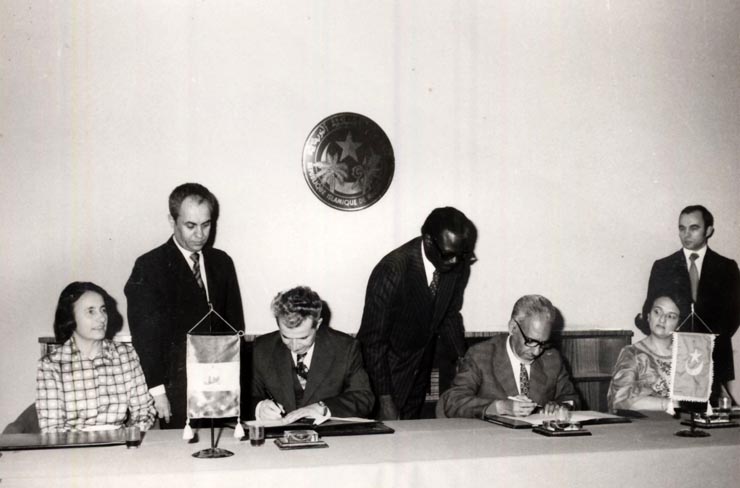 Vizita preşedintelui Nicolae ceauşescu, a Elenei Ceauşescu în Republica Islamică Mauritania. Aspect de la semnarea documentelor. (22-23 februarie 1977)