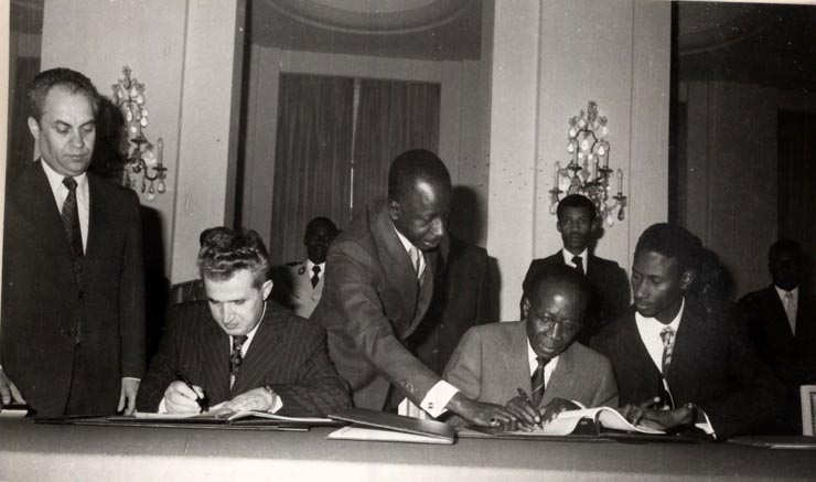 Vizita preşedintelui Nicolae ceauşescu în republica Senegal. Aspect de la semnarea documentelor oficiale. (23-24 februarie 1977)