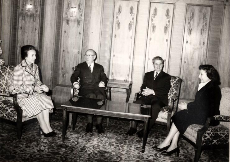Primirea de către preşedintele Nicolae Ceauşescu şi Elena Ceauşescu a preşedintelui Partidului Socialist Popular din Spania, Enrique Tierno Galvan, cu soţia. (6 aprilie 1977)
