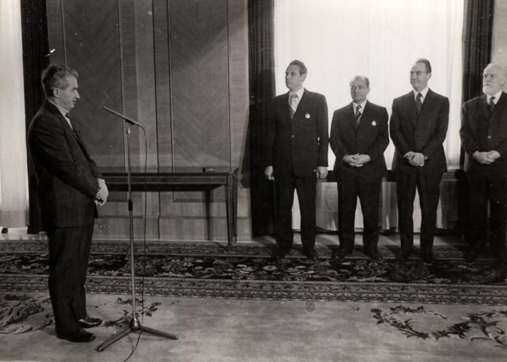 Solemnitatea decorării lui Gheorghe Oprea şi Gheorghe Pană la împlinirea vârstei de 50 de ani. Li s-a conferit „Ordinul Muncii” clasa I. (15 aprilie 1977)